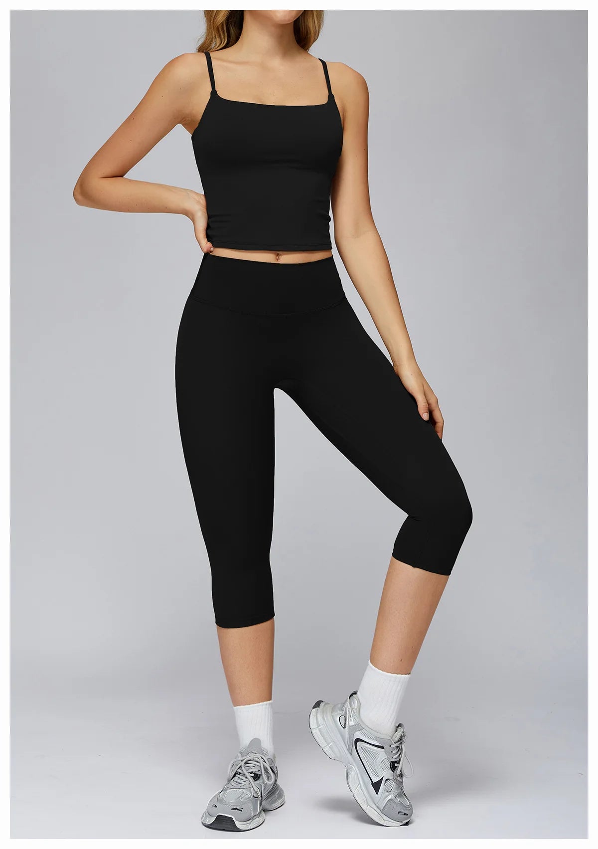 Legging et haut sport en nylon & spandex, anti-boulochage et confortable pour fitness et yoga.