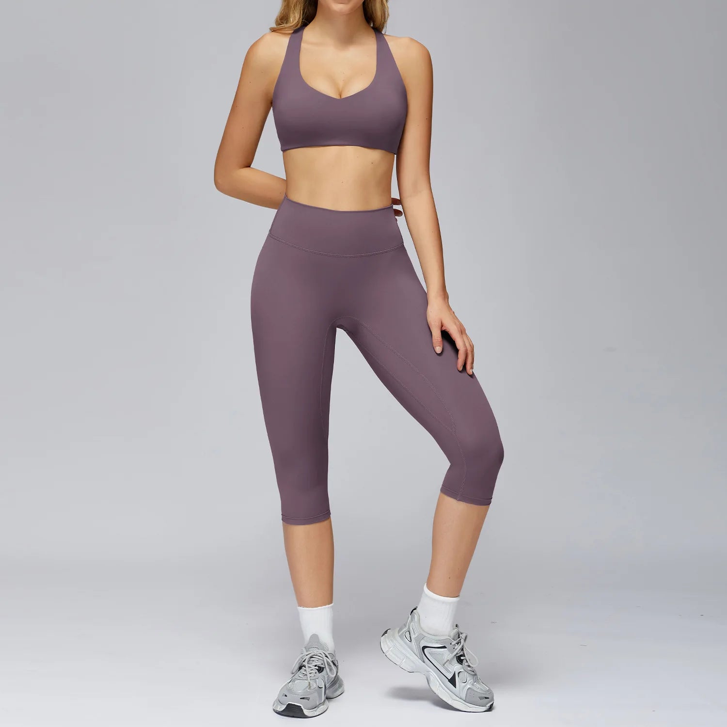 Legging et haut sport en nylon & spandex, anti-boulochage et confortable pour fitness et yoga.